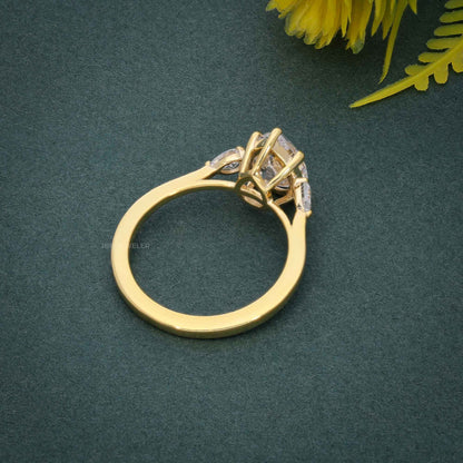 Bague de fiançailles moissanite poire à trois pierres avec pierre latérale poire