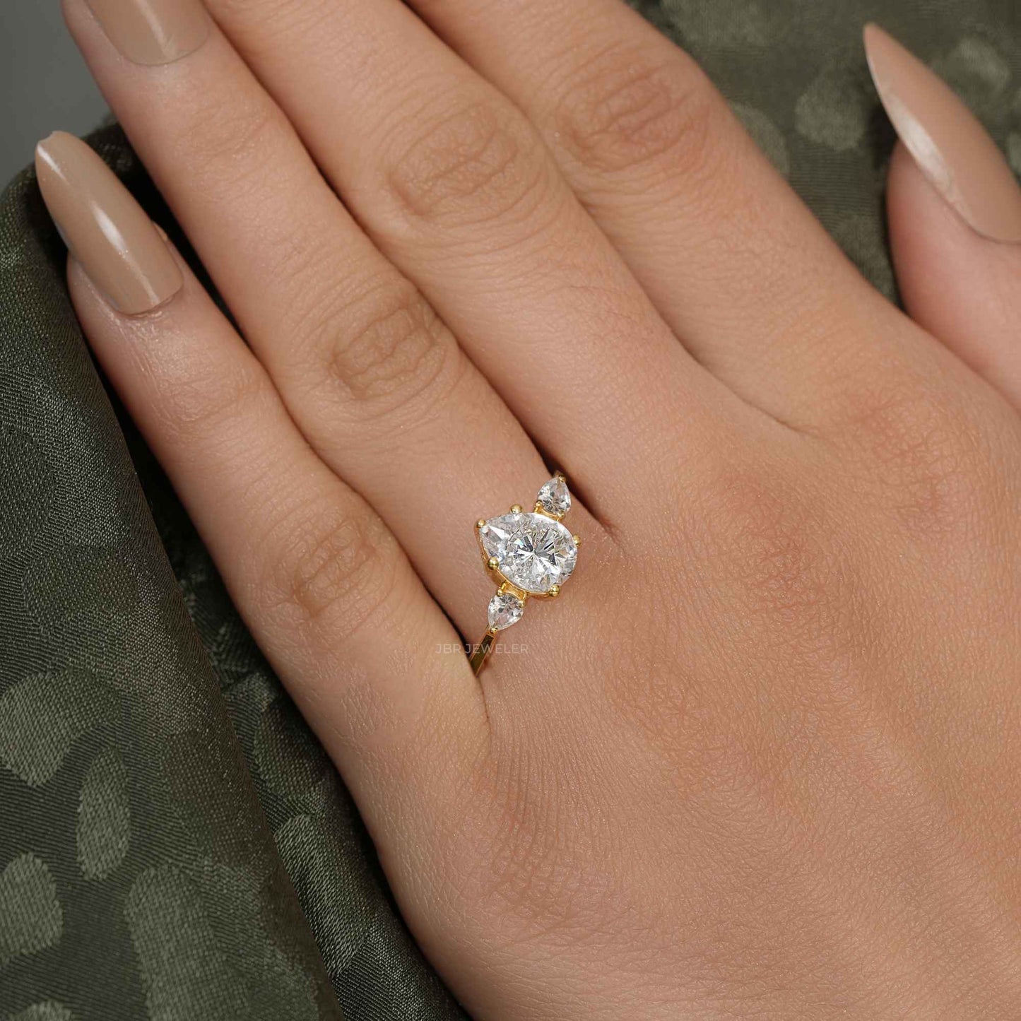 Bague en diamant de robe de laboratoire coupée en poire à trois pierres avec pierre latérale de poire