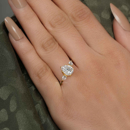 Bague en diamant de robe de laboratoire coupée en poire à trois pierres avec pierre latérale de poire