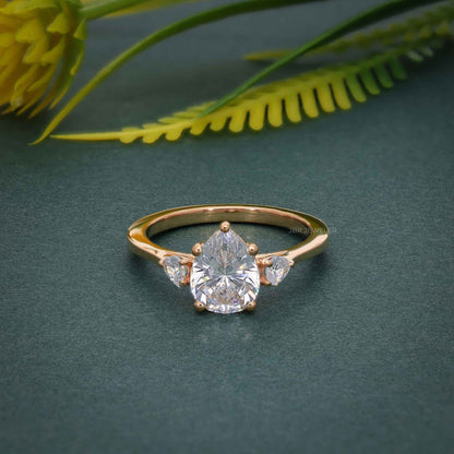 Bague de fiançailles moissanite poire à trois pierres avec pierre latérale poire