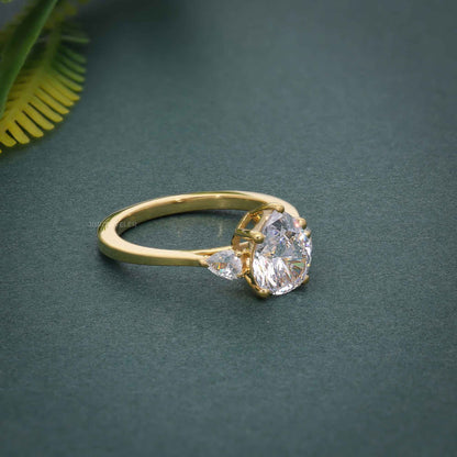 Bague en diamant de robe de laboratoire coupée en poire à trois pierres avec pierre latérale de poire