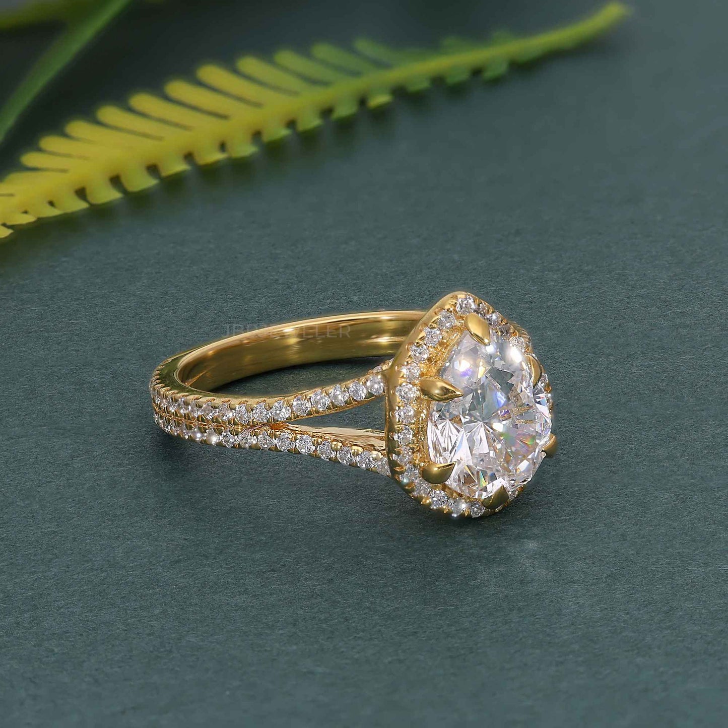 Bague de fiançailles halo à tige fendue et diamant poire moissanite