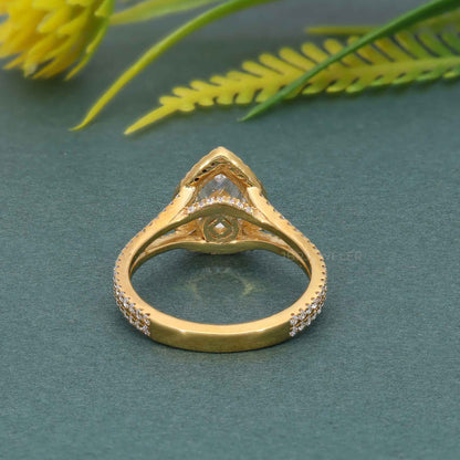 Bague de fiançailles halo à tige fendue et diamant poire moissanite