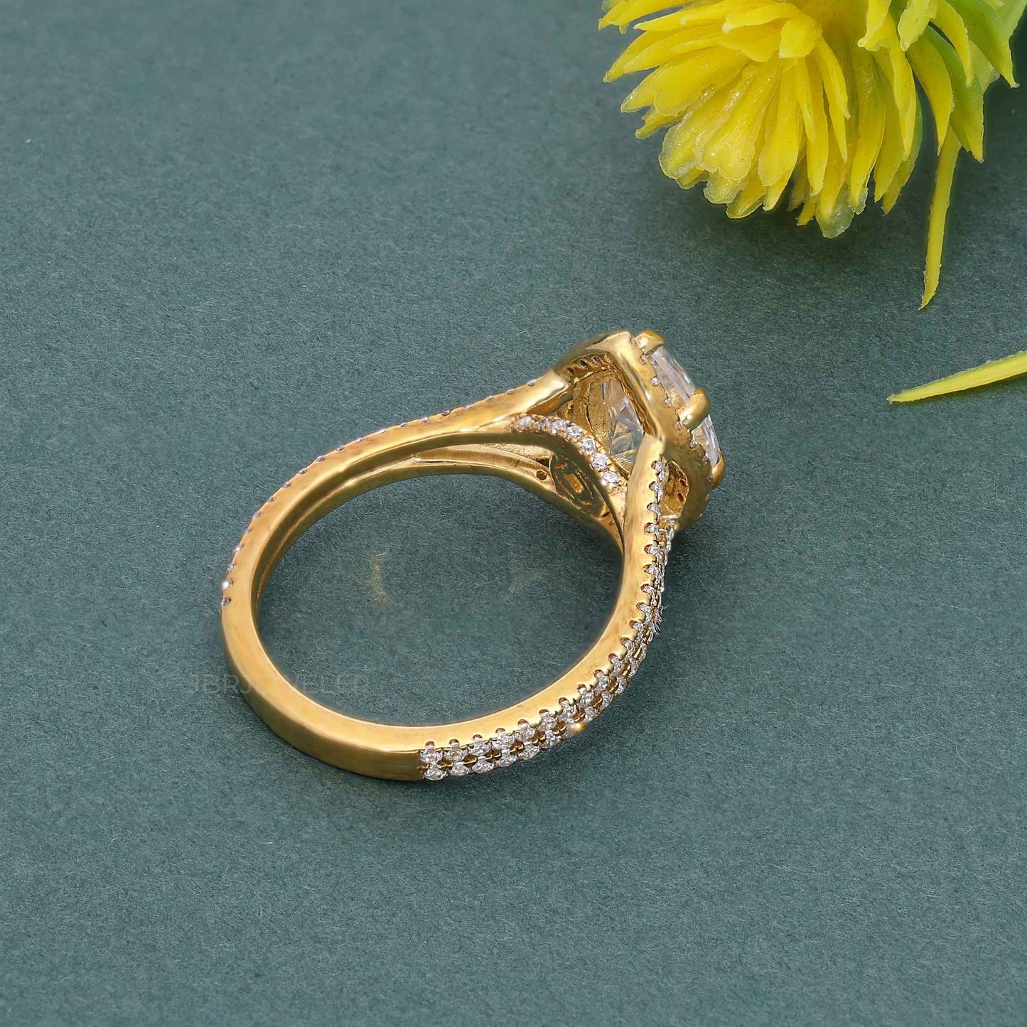 Birnenförmiger Moissanit-Diamant-Halo-Verlobungsring mit geteiltem Schaft