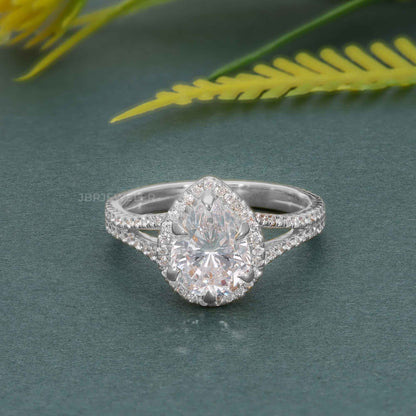 Bague de fiançailles halo à tige fendue et diamant poire moissanite