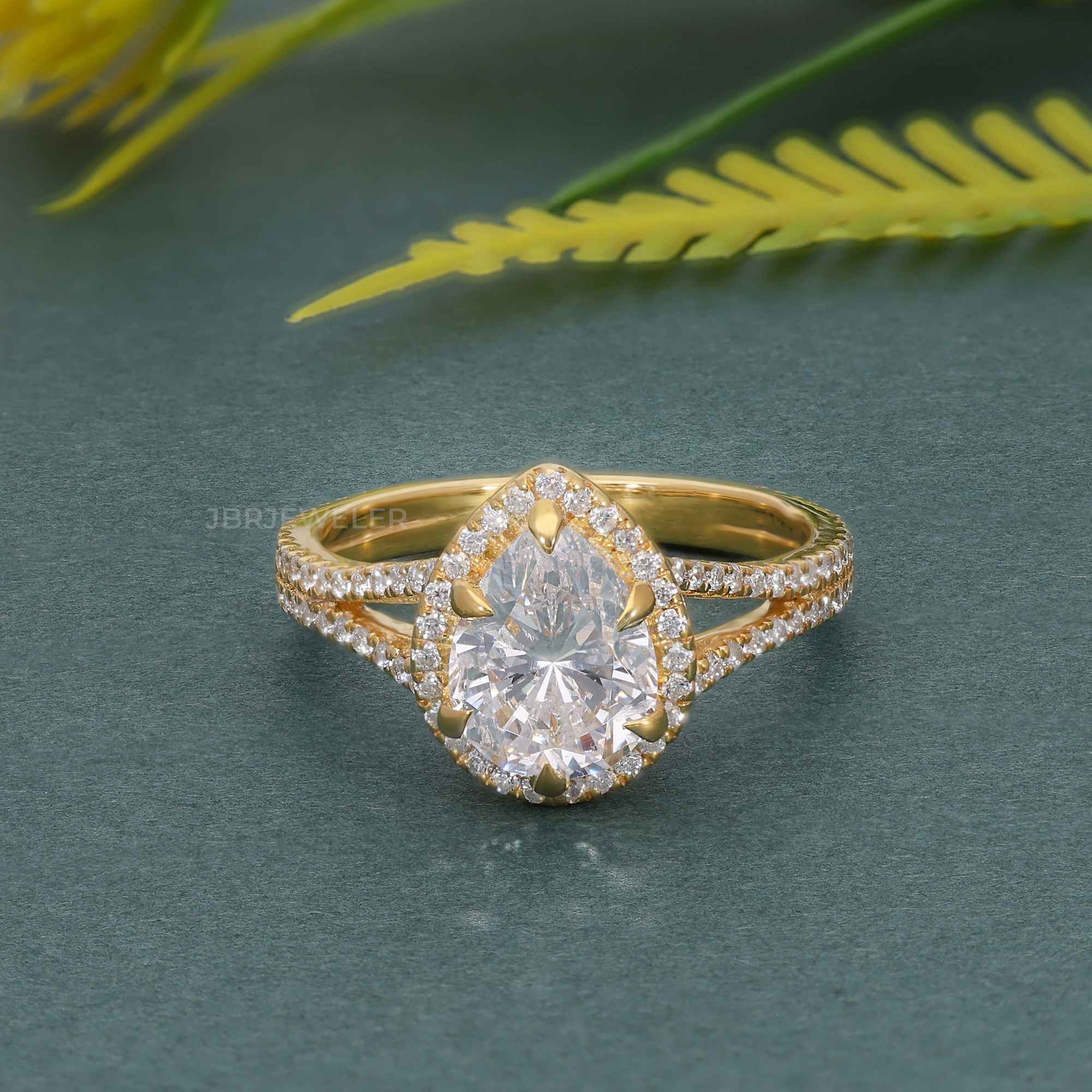 Bague de fiançailles halo à tige fendue et diamant poire moissanite