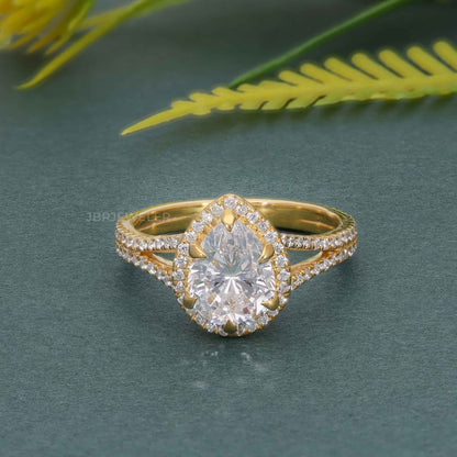 Bague de fiançailles halo à tige fendue et diamant poire moissanite