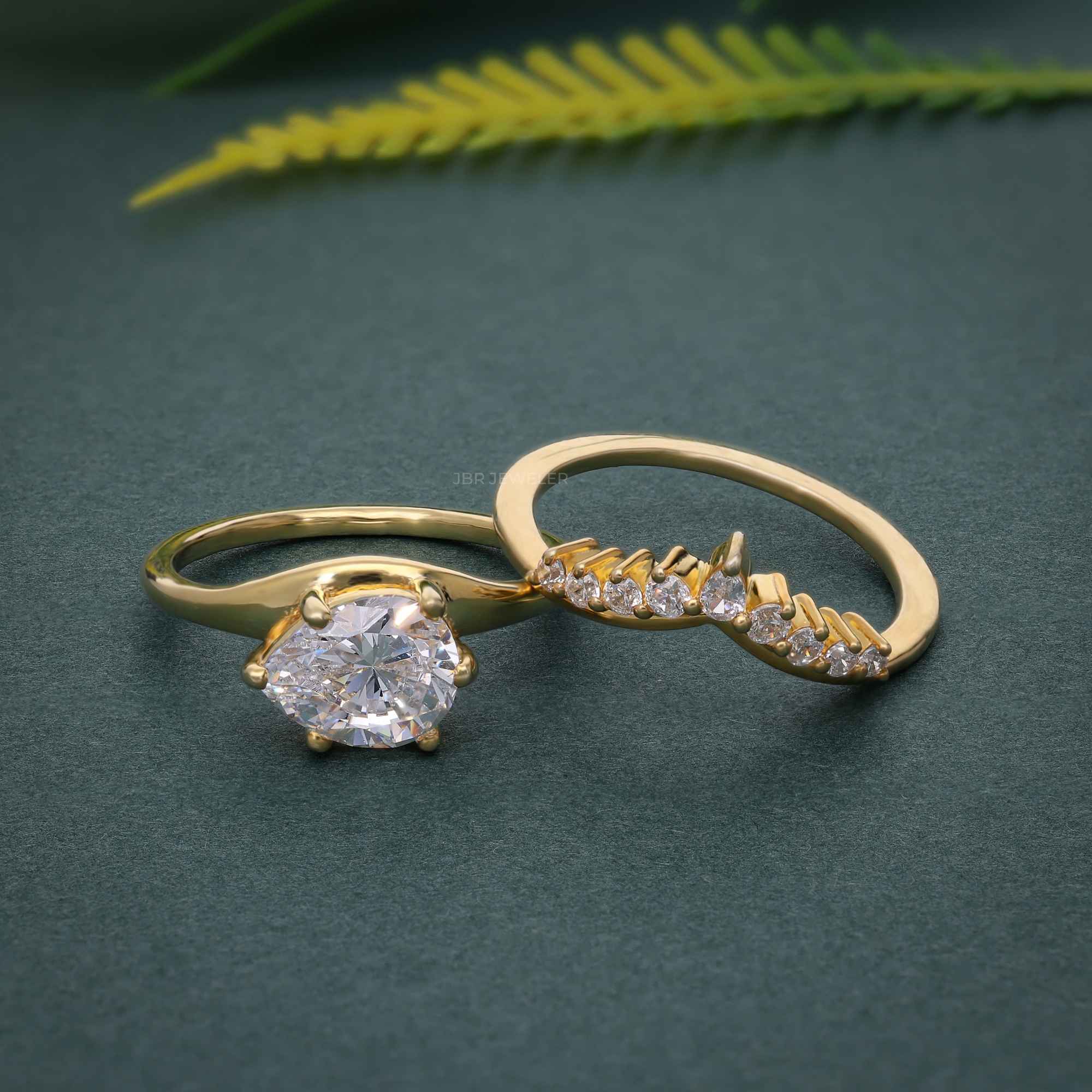 Pear Shape Lab-Grown Diamond Bridal Set Ring with Matching Band