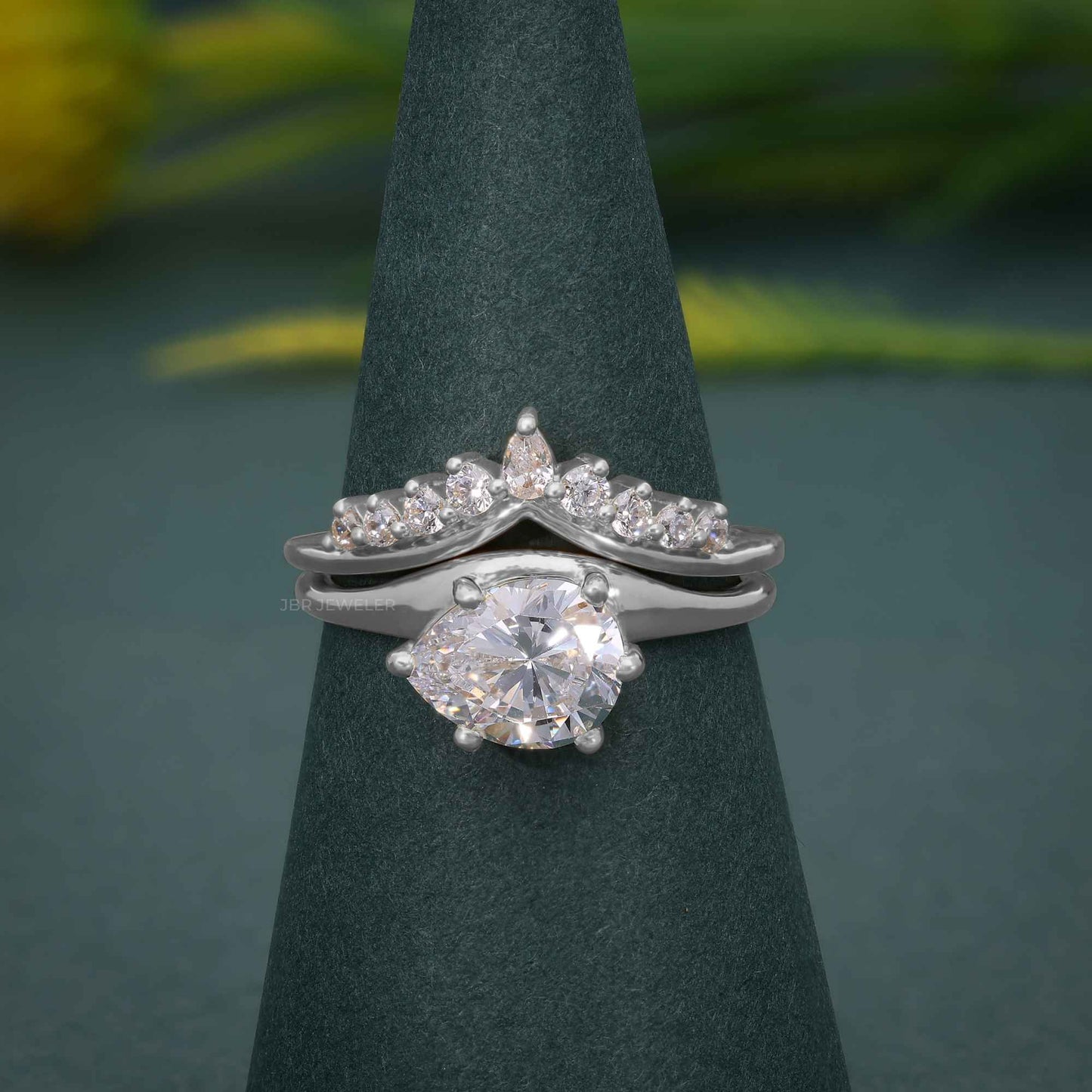 Pear Shape Lab-Grown Diamond Bridal Set Ring with Matching Band