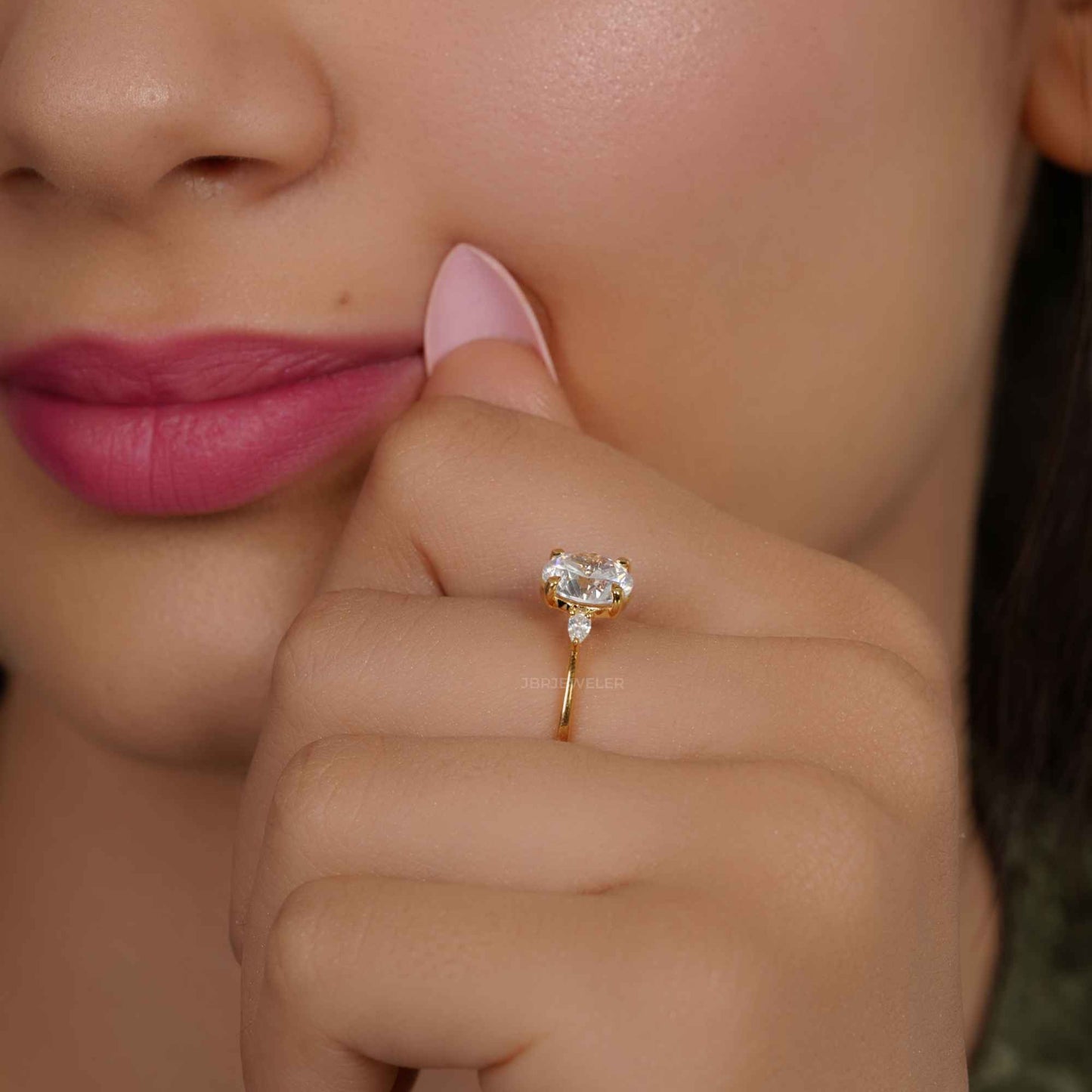 Bague ronde en diamant de laboratoire à trois pierres parfaitement ajustée avec poire latérale