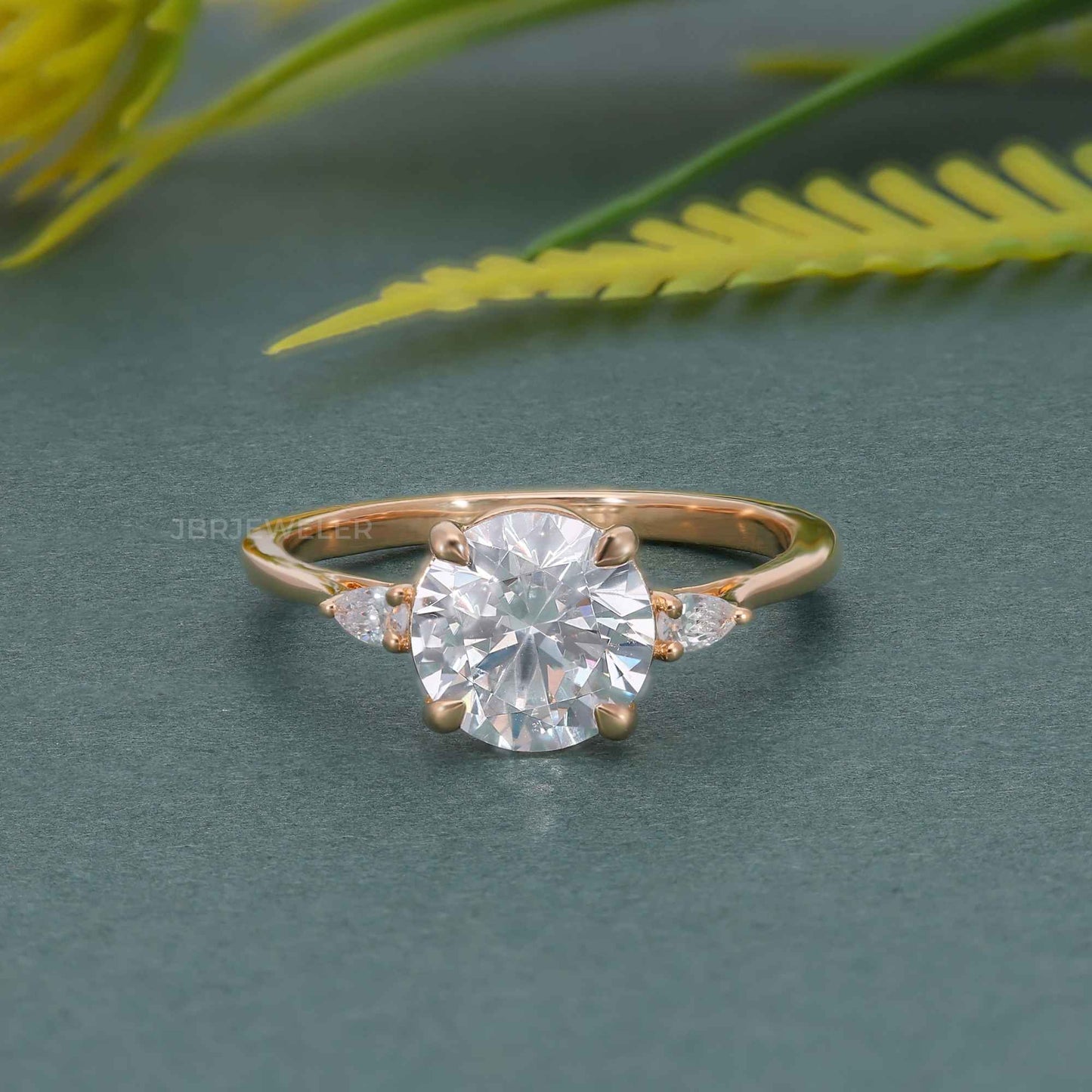 Bague en diamant moissanite taille ronde à trois pierres parfaitement ajustée avec poire latérale