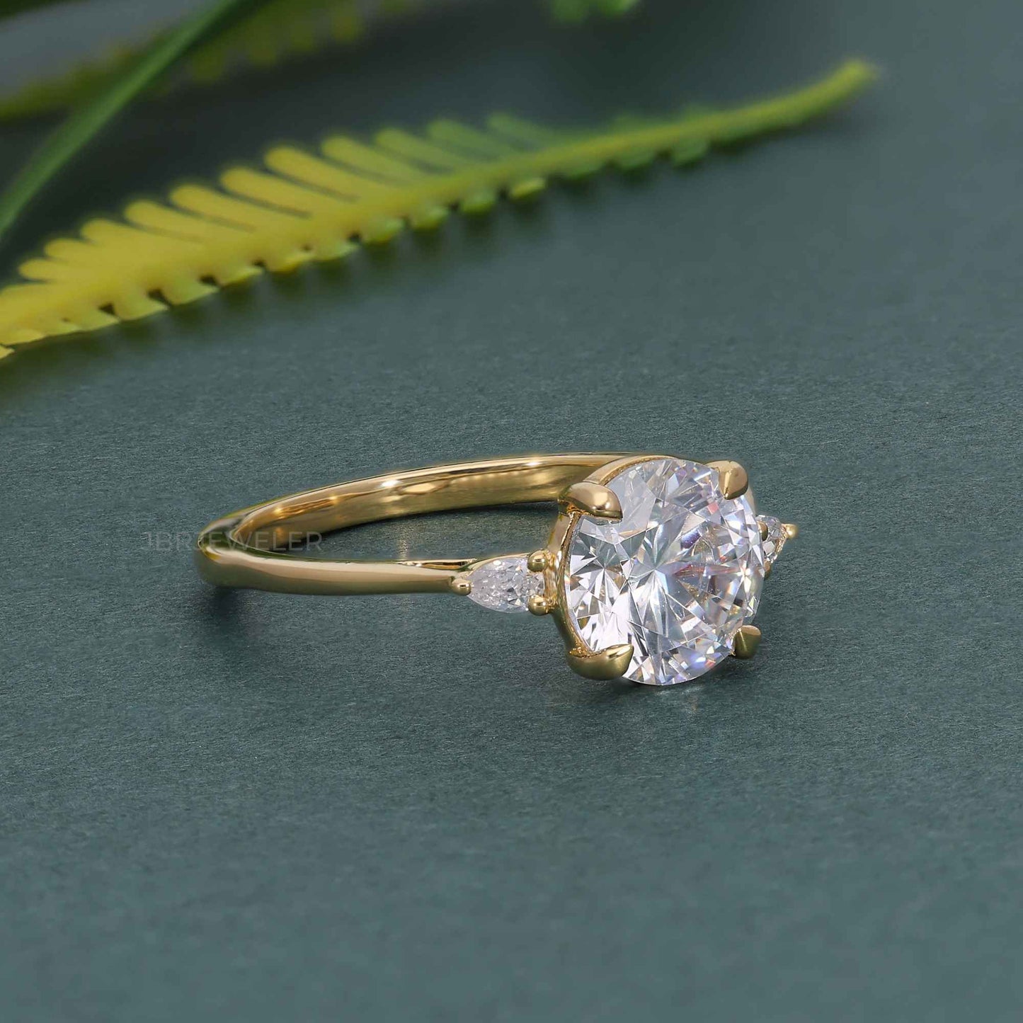 Bague en diamant moissanite taille ronde à trois pierres parfaitement ajustée avec poire latérale