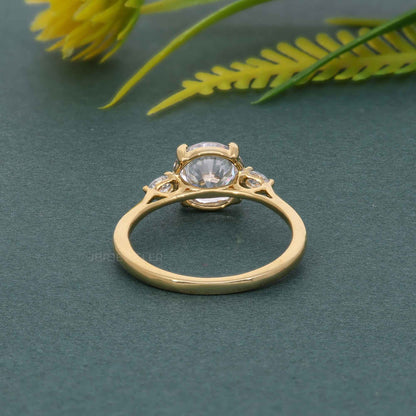 Bague en diamant moissanite taille ronde à trois pierres parfaitement ajustée avec poire latérale