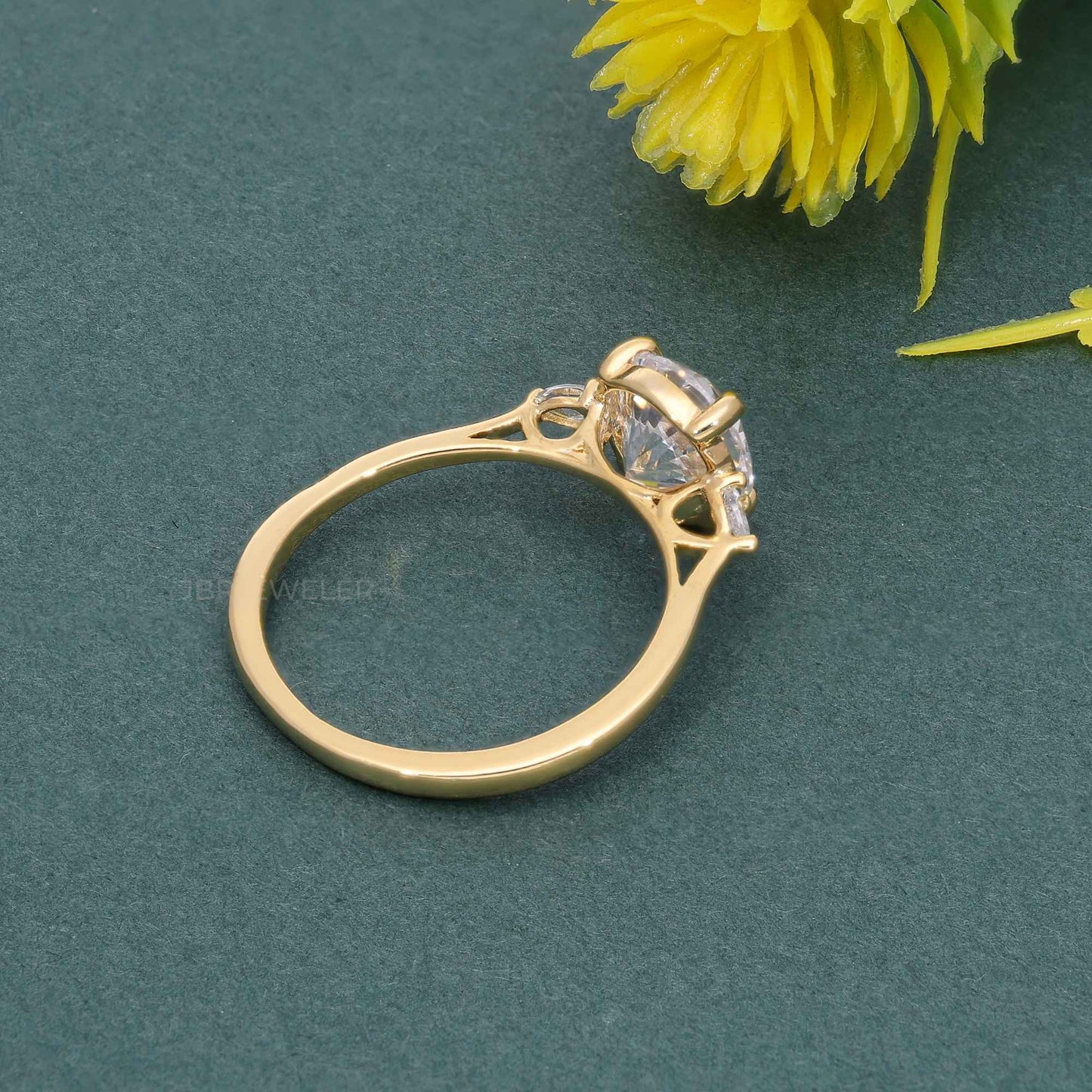 Bague en diamant moissanite taille ronde à trois pierres parfaitement ajustée avec poire latérale