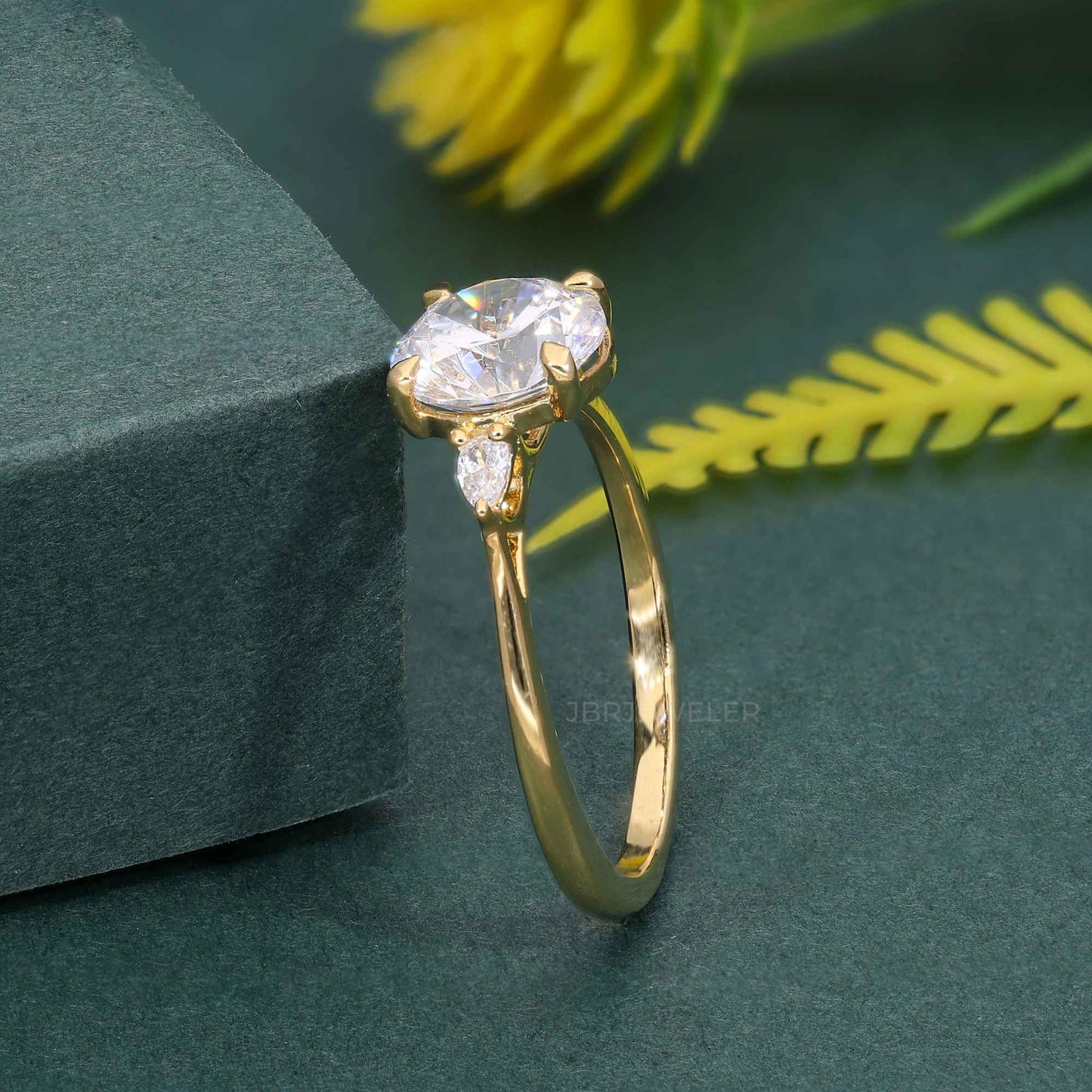 Bague en diamant moissanite taille ronde à trois pierres parfaitement ajustée avec poire latérale