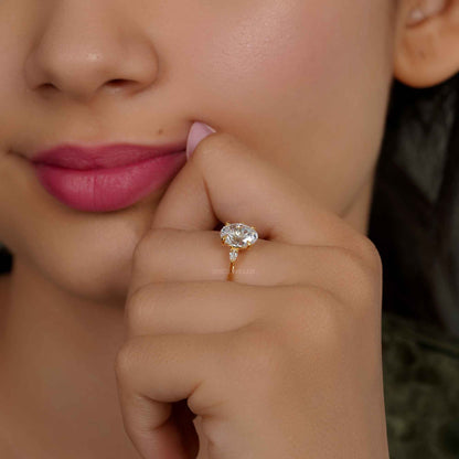 Bague ovale en diamant de laboratoire à trois pierres parfaitement ajustée avec poire latérale