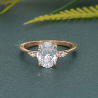 Bague en diamant moissanite ovale à trois pierres, ajustement parfait, avec poire latérale