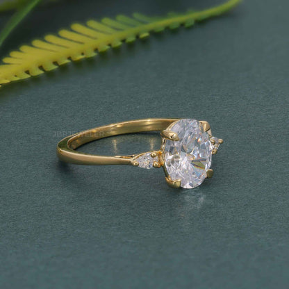 Bague ovale en diamant de laboratoire à trois pierres parfaitement ajustée avec poire latérale