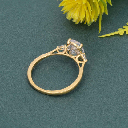 Bague en diamant moissanite ovale à trois pierres, ajustement parfait, avec poire latérale