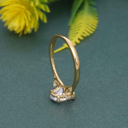 Bague ovale en diamant de laboratoire à trois pierres parfaitement ajustée avec poire latérale