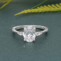 Bague en diamant moissanite ovale à trois pierres, ajustement parfait, avec poire latérale