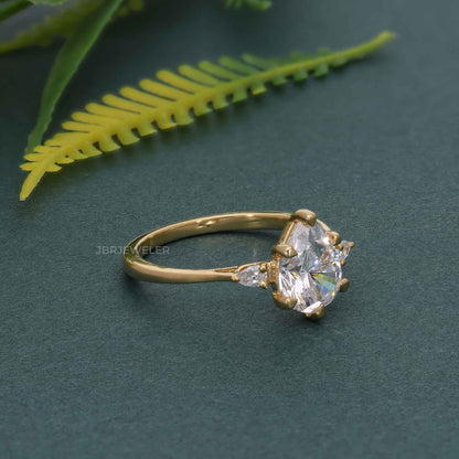 Bague en diamant de laboratoire poire à trois pierres parfaitement ajustée avec pierre latérale