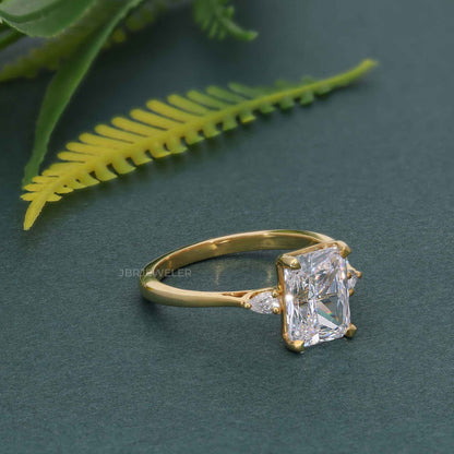 Bague en diamant de laboratoire radiant à trois pierres parfaitement ajustée avec poire latérale