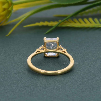 Bague en diamant de laboratoire radiant à trois pierres parfaitement ajustée avec poire latérale