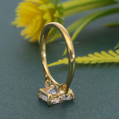 Bague en diamant de laboratoire radiant à trois pierres parfaitement ajustée avec poire latérale