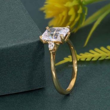 Bague en diamant de laboratoire radiant à trois pierres parfaitement ajustée avec poire latérale