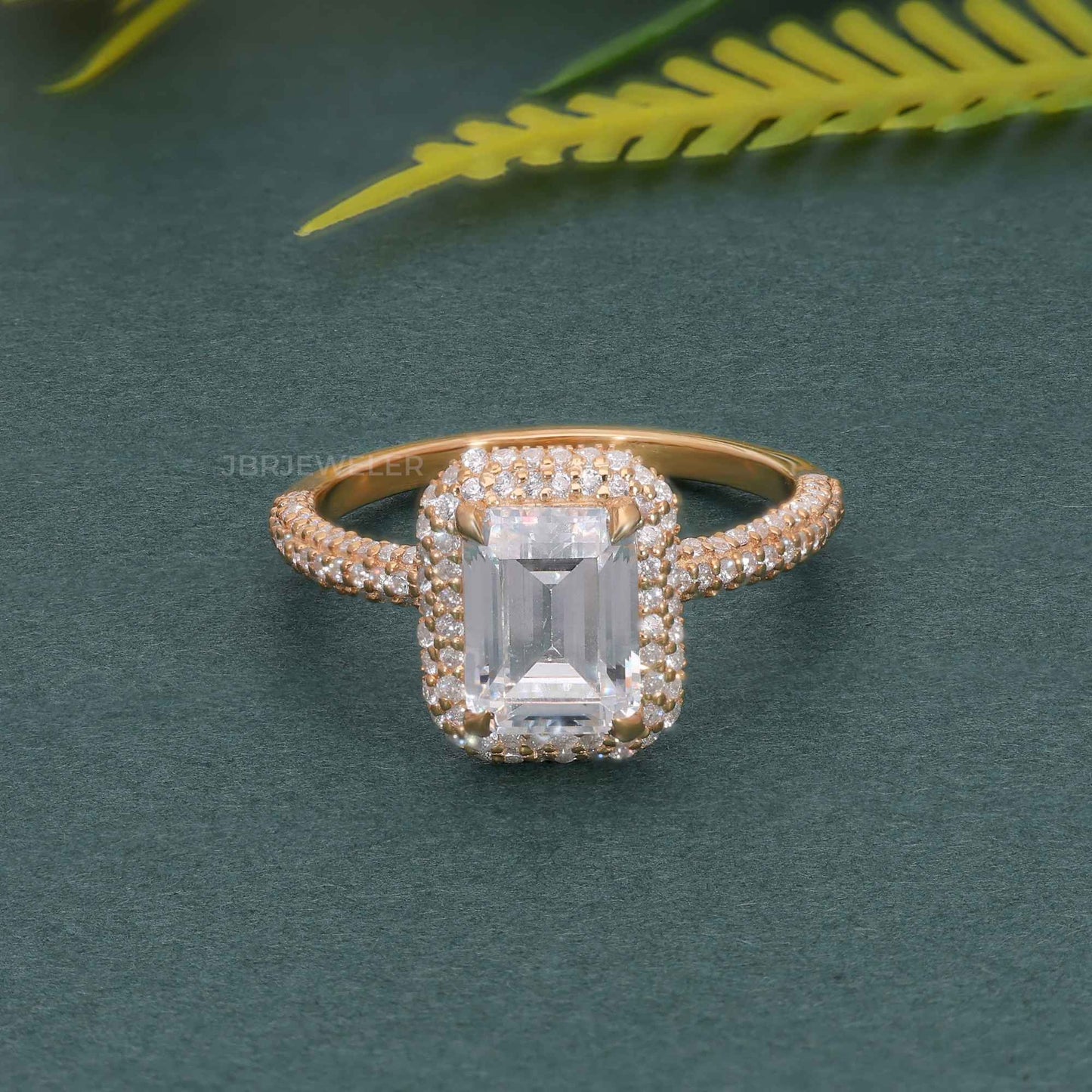 Bague de fiançailles halo de diamants de laboratoire, petite micro-pave d'émeraude