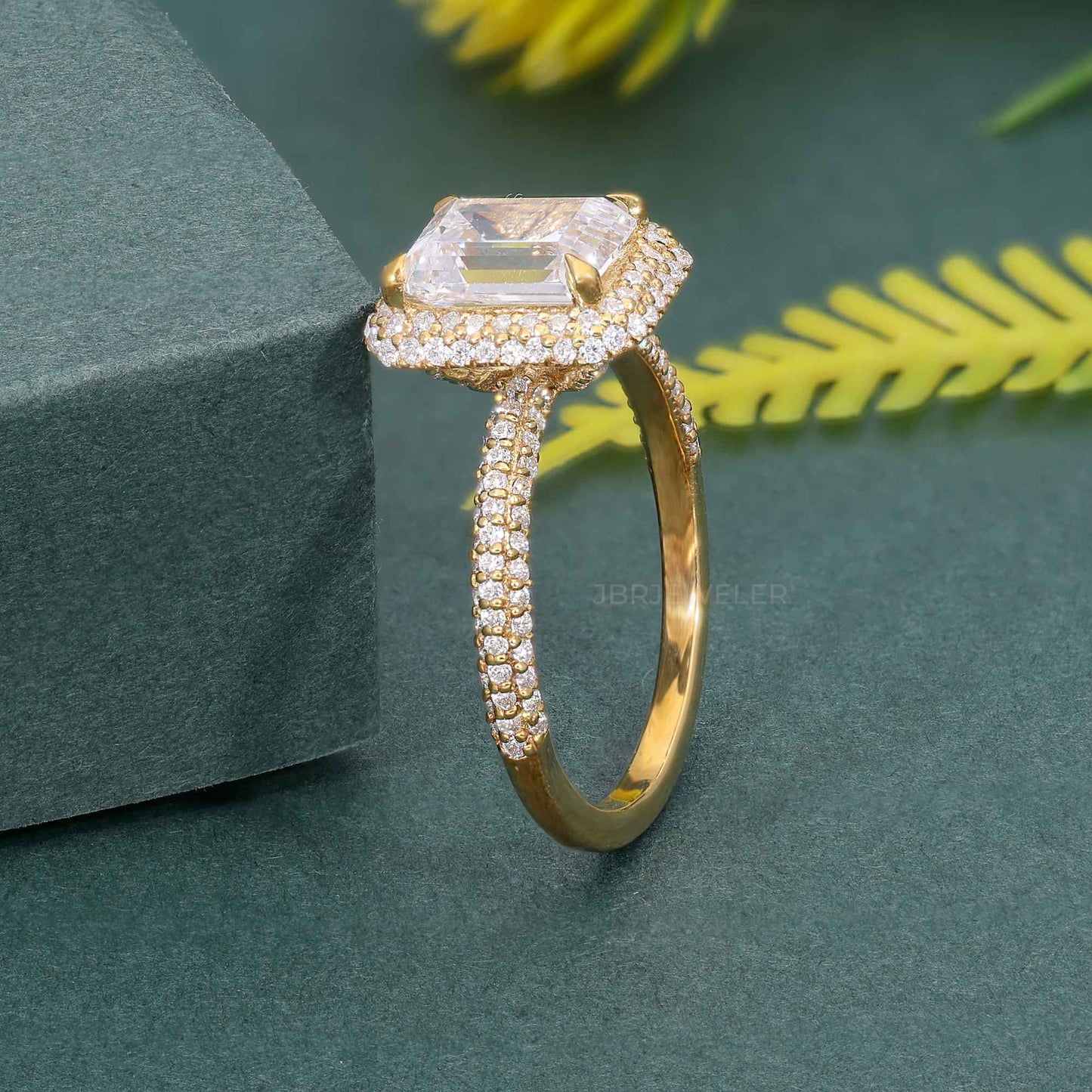 Bague de fiançailles halo de diamants moissanite et émeraude micro pavée, petite