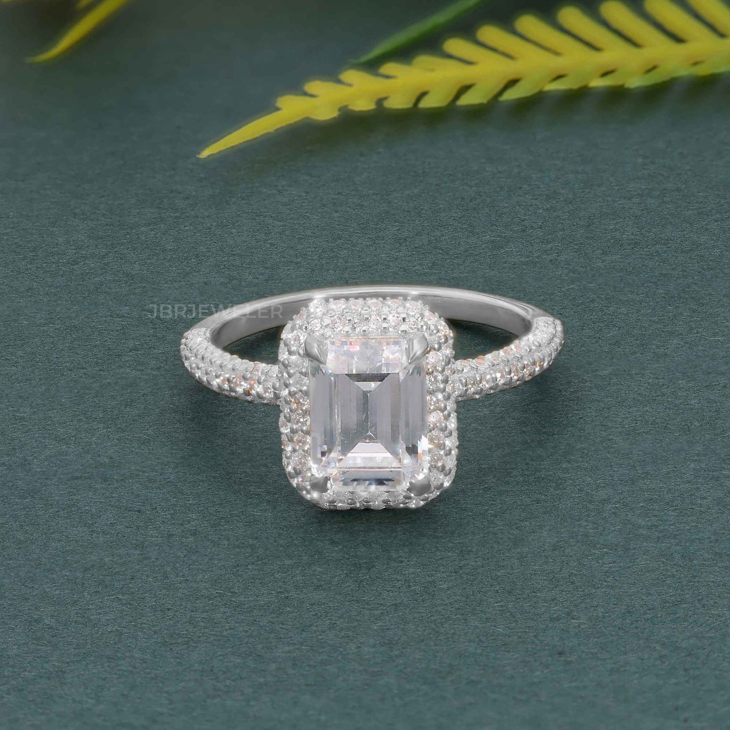 Bague de fiançailles halo de diamants de laboratoire, petite micro-pave d'émeraude