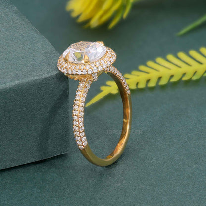 Zierlicher ovaler Micro Pave Moissanit Diamant Halo Verlobungsring