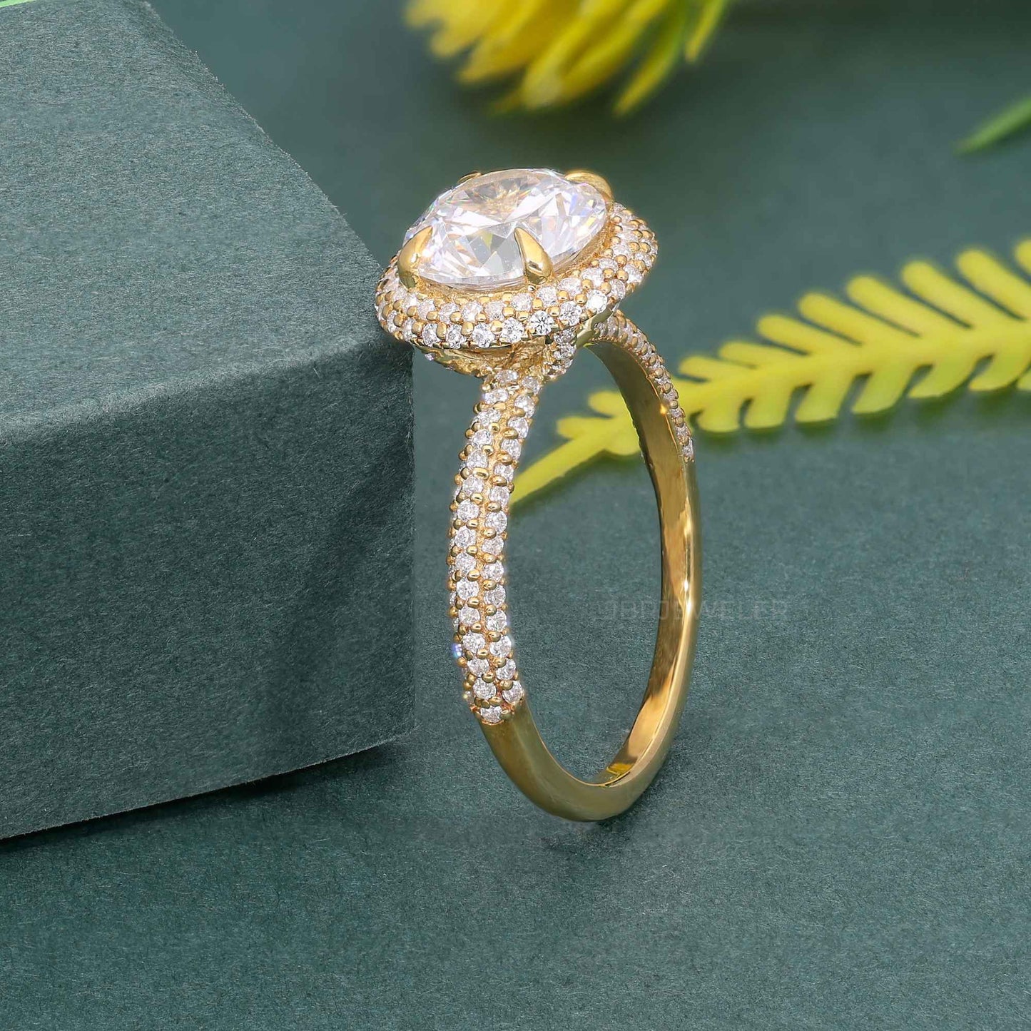 Bague de fiançailles avec halo de diamants moissanite ronds micro pavés, petite