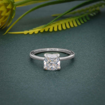 Bague solitaire avec diamants cultivés en laboratoire et coussin pétale