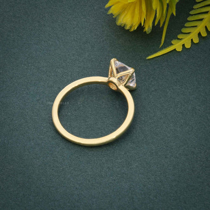 Bague solitaire avec diamants cultivés en laboratoire et coussin pétale