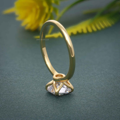 Solitärring mit im Labor gezüchteten Diamanten im Blütenkissen-Stil