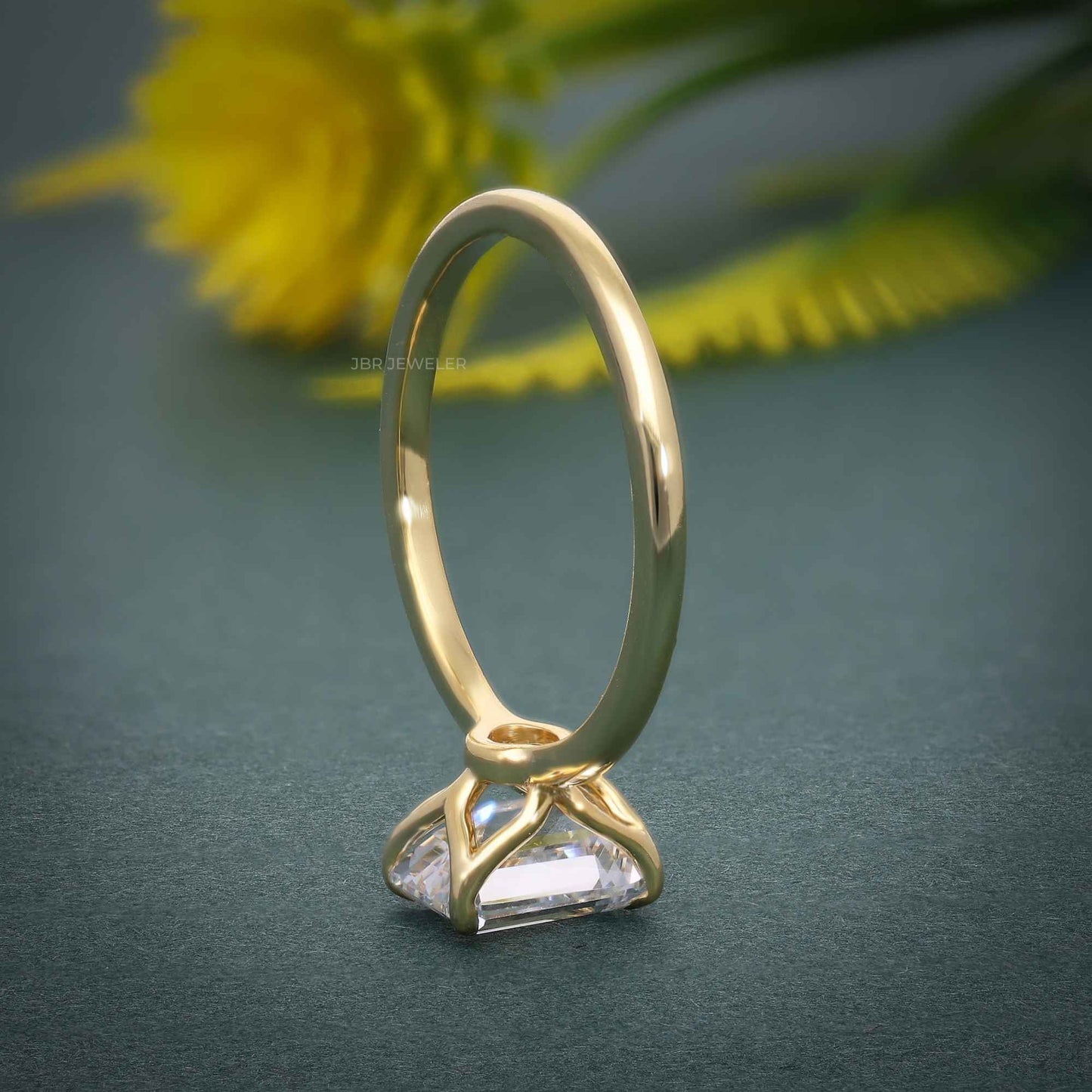 Bague solitaire avec diamants cultivés en laboratoire et émeraude pétale