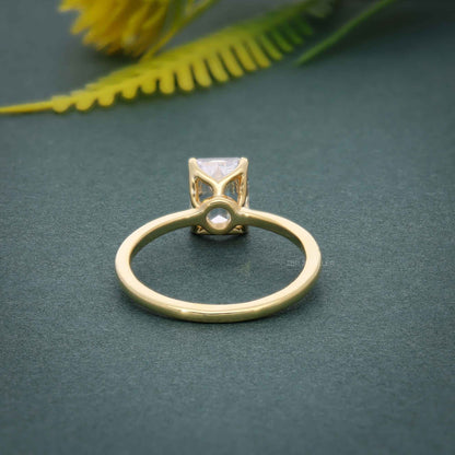 Bague solitaire avec diamants cultivés en laboratoire et émeraude pétale