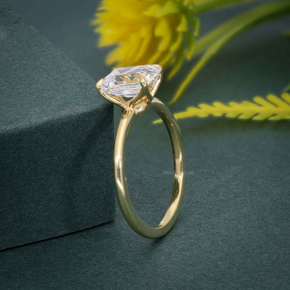 Bague solitaire avec diamants cultivés en laboratoire et émeraude pétale