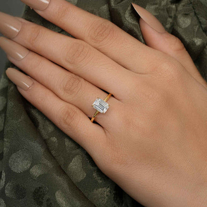 Bague solitaire avec diamants cultivés en laboratoire et émeraude pétale