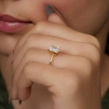 Bague solitaire avec diamants cultivés en laboratoire et émeraude pétale