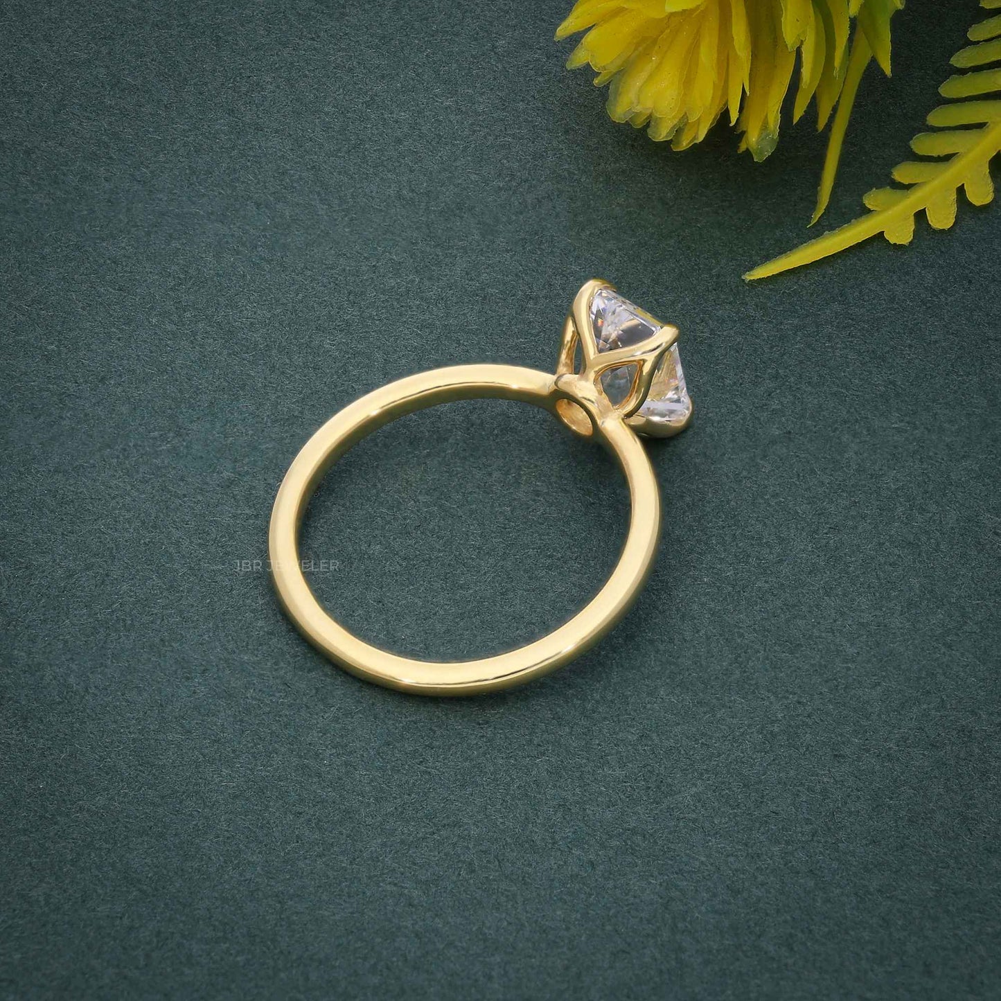 Bague solitaire avec diamants cultivés en laboratoire et émeraude pétale