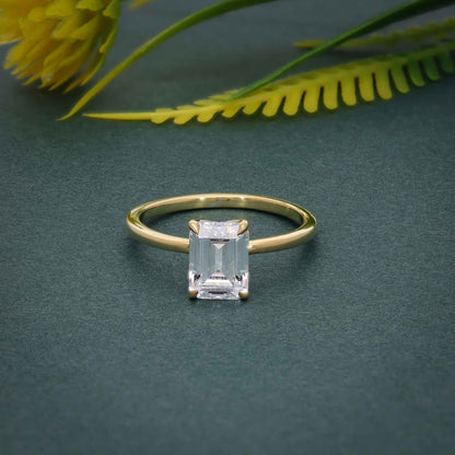 Bague solitaire avec diamants cultivés en laboratoire et émeraude pétale