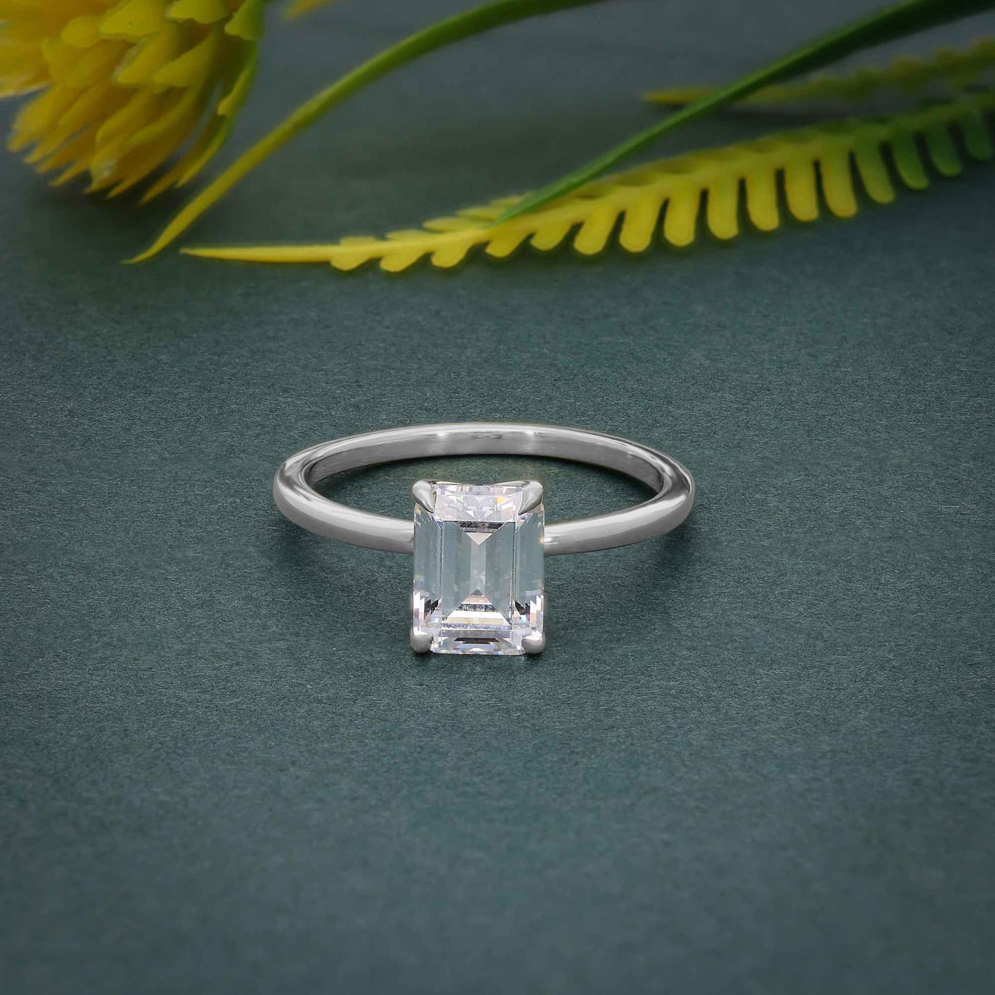 Bague solitaire avec diamants cultivés en laboratoire et émeraude pétale