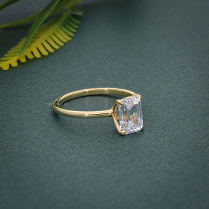 Bague solitaire avec diamants cultivés en laboratoire et émeraude pétale