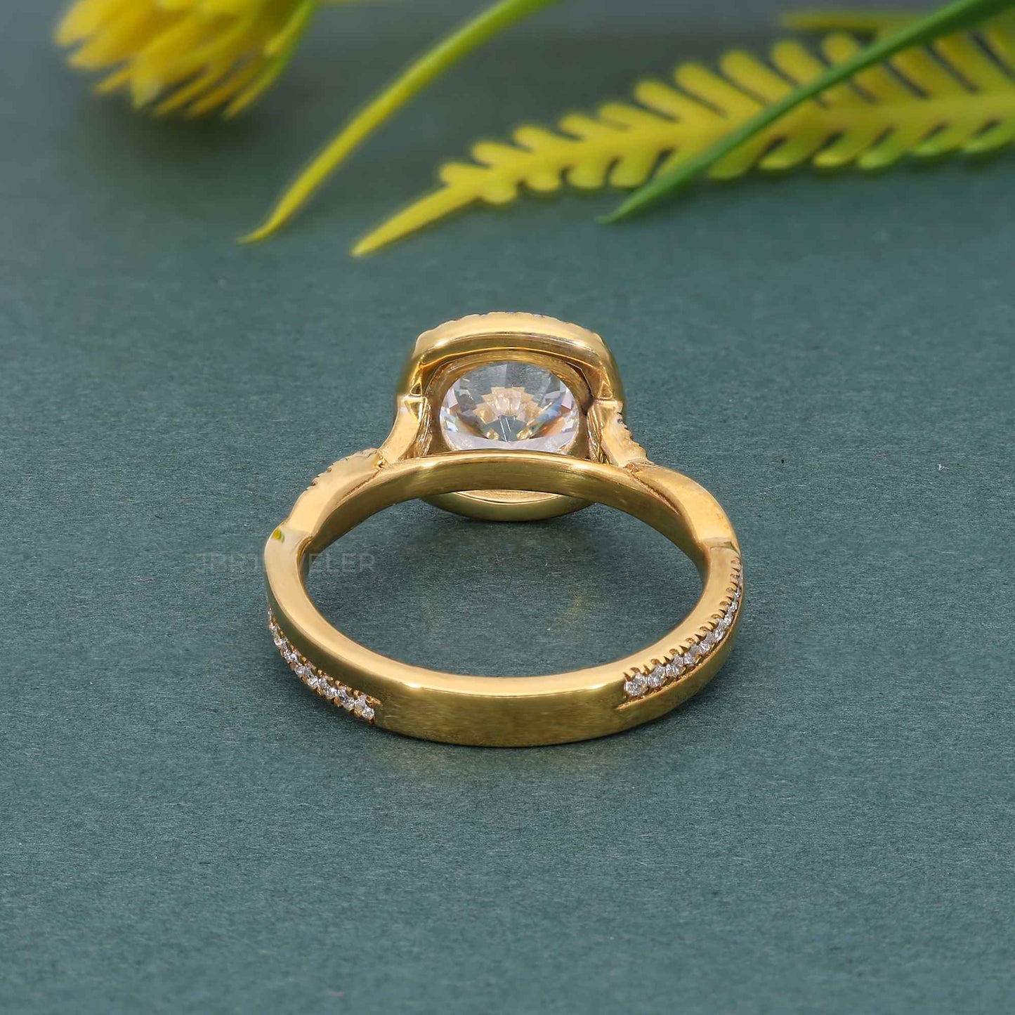 Petite bague de fiançailles ronde à halo torsadé et diamants cultivés en laboratoire