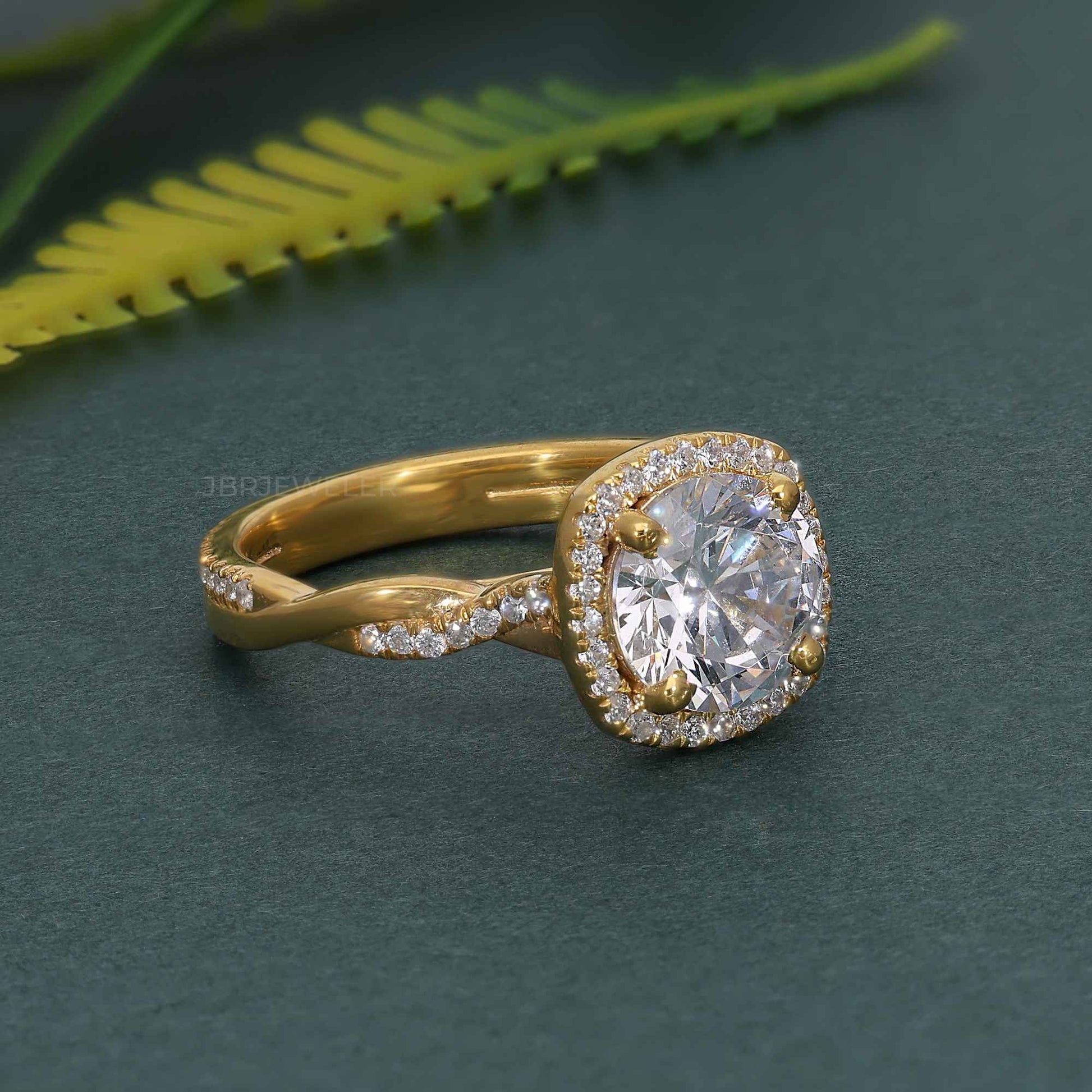 Petite bague de fiançailles ronde à halo torsadé et diamants cultivés en laboratoire