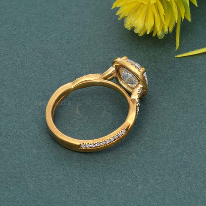 Petite bague de fiançailles ronde à halo torsadé et diamants cultivés en laboratoire